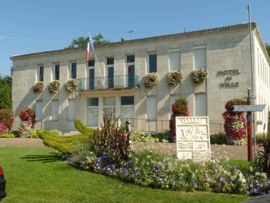 Mairie de Saint-Michel, Charente, Nouvelle-Aquitaine, France.