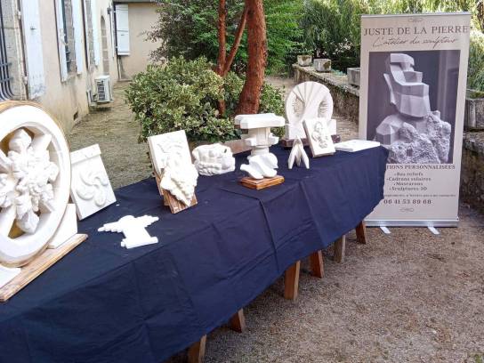 Juste de la pierre - Stand de sculptures en pierre - L'Isle-d'Espagnac, Charente, Nouvelle-Aquitaine, France.