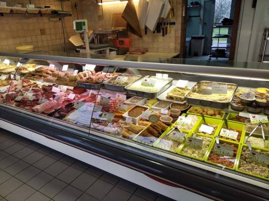 Les Frères Allard : vitrine réfrigérée de la boucherie - Brie, Charente, Nouvelle-Aquitaine, France.