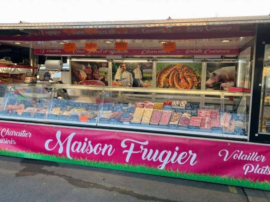 Remorque réfrigérée Maison Frugier sur un marché - Ruelle-sur-Touvre, Charente, Nouvelle-Aquitaine, France.
