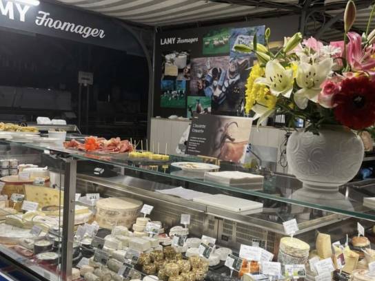 Vitrine de fromage chez Lamy Fromager - Angoulême, Charente, Nouvelle-Aquitaine, France.