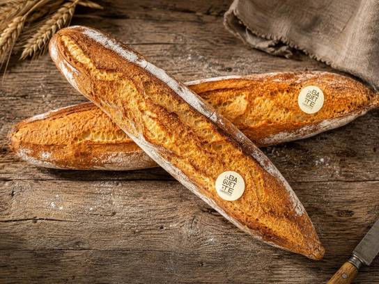 Deux baguettes Charentaises sur une table rustique