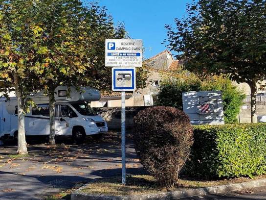 Aire d'accueil pour camping-cars de Nersac, Charente, Nouvelle-Aquitaine, France.