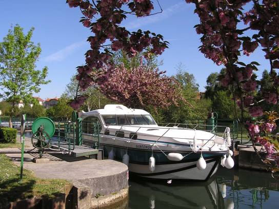 Un bateau Inter-Croisières - Sireuil, Charente, Nouvelle-Aquitaine, France.