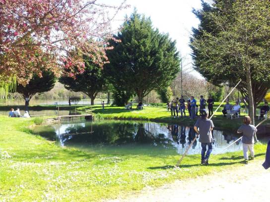 Pêcheurs à la pisciculture des sources de la Touvre - Touvre, Charente, Nouvelle-Aquitaine, France.