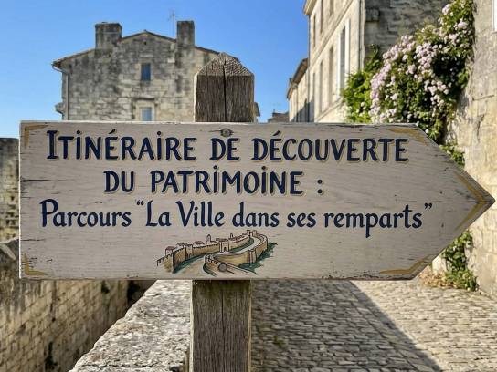 Panneau directionnel pour le parcours "La Ville dans ses remparts" - Angoulême, Charente, Nouvelle-Aquitaine, France.