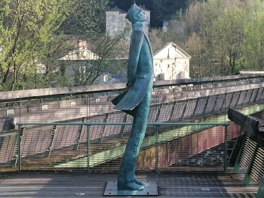 Statue de Corto Maltese sur la passerelle Hugo Pratt - Angoulême, Charente, Nouvelle-Aquitaine, France.