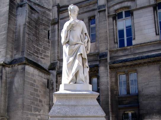 Statue de Marguerite d'Angoulême (Marguerite de Valois) dans les jardins au pied de l'hôtel de ville d'Angoulême, Charente, Nouvelle-Aquitaine, France.
