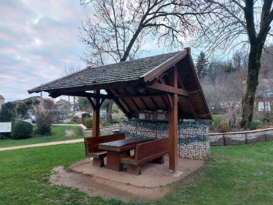 Une table de pique-nique en bois sculpté en forme de livre - Les Jardins de la Fontaine - Mornac, Charente, Nouvelle-Aquitaine, France.