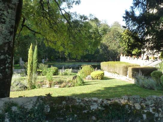 Jardin et étang à l'entrée du Logis de Forge - Mouthiers-sur-Boëme, Charente, Nouvelle-Aquitaine, France.