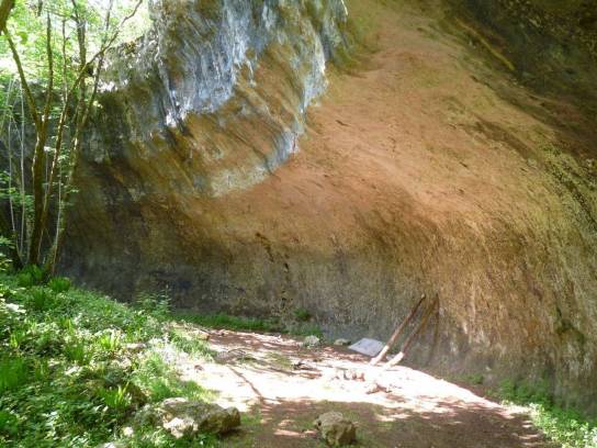 Abri sous falaise du gisements préhistoriques Les Vachons - Voulgézac, Charente, Nouvelle-Aquitaine, France.