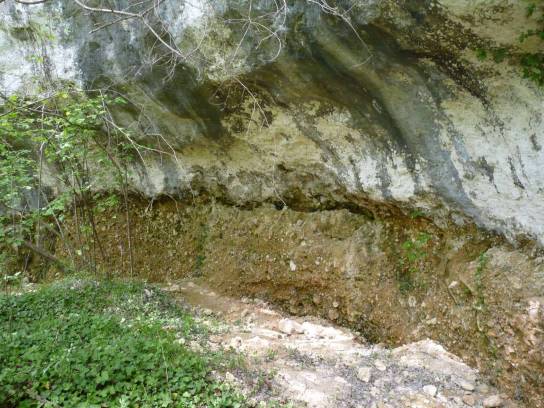 Falaise fouillée du gisements préhistoriques Les Vachons - Voulgézac, Charente, Nouvelle-Aquitaine, France.