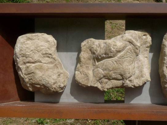 Reproduction de la frise du Roc-de-Sers (morceaux 1 et 2 - animaux : bouquetins et bisons) - Sers, Charente, Nouvelle-Aquitaine, France.
