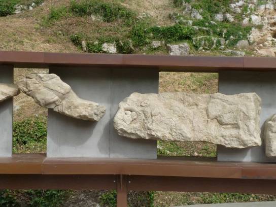 Reproduction de la frise du Roc-de-Sers (morceaux 6 et 7 - à gauche: renne; à droite: bison, cheval, homme) - Sers, Charente, Nouvelle-Aquitaine, France.
