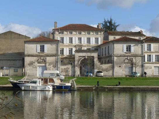 Capitainerie de l'Houmeau vue de Bourgine - Angoulême, Charente, Nouvelle-Aquitaine, France.