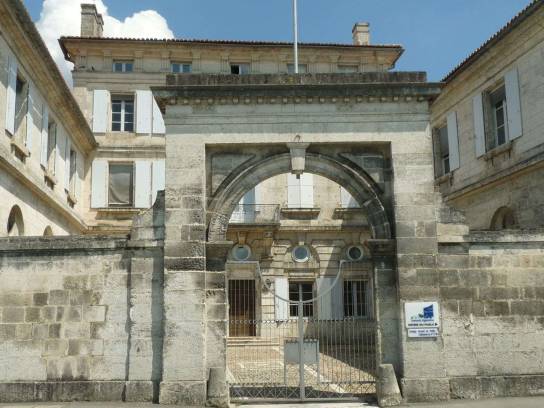 Capitainerie de l'Houmeau : porche - Angoulême, Charente, Nouvelle-Aquitaine, France.