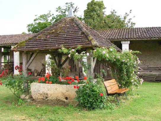 Puits devant Le château de Balzac - Charente, Nouvelle-Aquitaine, France.
