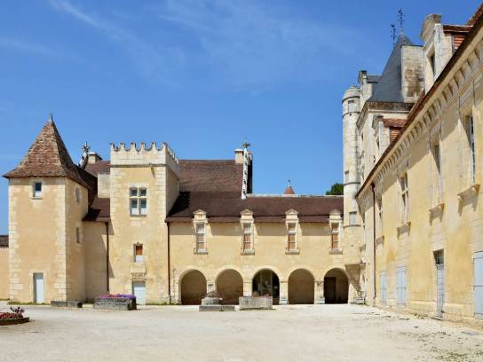 Château de l'Oisellerie : vue partielle (ouest et nord) de la cour intérieure - Saint-Michel, Charente, Nouvelle-Aquitaine, France.