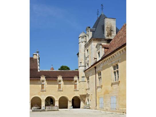 Château de l'Oisellerie : cour intérieure et tour nord-est avec tourelle - Saint-Michel, Charente, Nouvelle-Aquitaine, France.