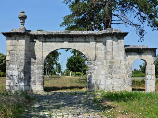 Château de l'Oisellerie : ancienne entrée (vers 1700) de l'allée menant au château - Saint-Michel, Charente, Nouvelle-Aquitaine, France.
