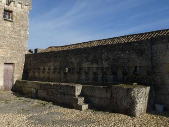 Château de la Tranchade : un abreuvoir près du portail d'entrée - Garat, Charente, Nouvelle-Aquitaine, France.