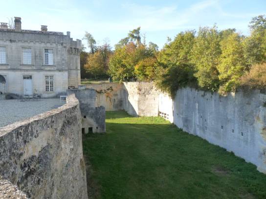 Château de la Tranchade : ancienne douve sèche - Garat, Charente, Nouvelle-Aquitaine, France.