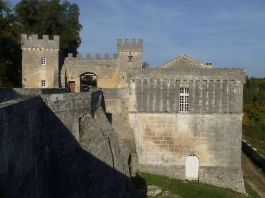 Château de la Tranchade : le portail d'entrée vu du sud - Garat, Charente, Nouvelle-Aquitaine, France.