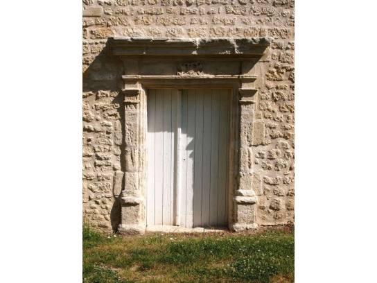 Château de Maillou : pilastres de la porte du logis - Saint-Saturnin, Charente, Nouvelle-Aquitaine, France.