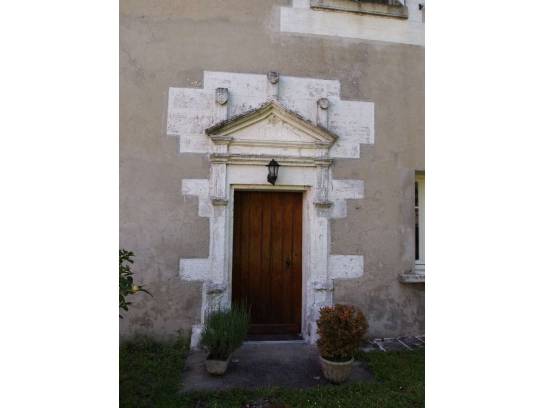 Château de Maillou : porte du logis ancien - Saint-Saturnin, Charente, Nouvelle-Aquitaine, France.