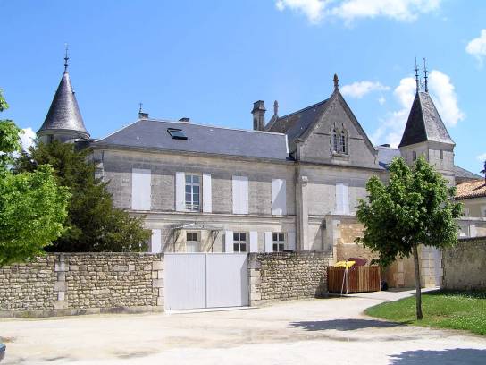 Entrée du château de Fléac, Charente, Nouvelle-Aquitaine, France.