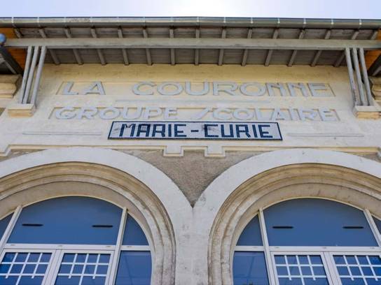 École Marie Curie : cartouche au sommet du pavillon central - La Couronne, Charente, Nouvelle-Aquitaine, France.