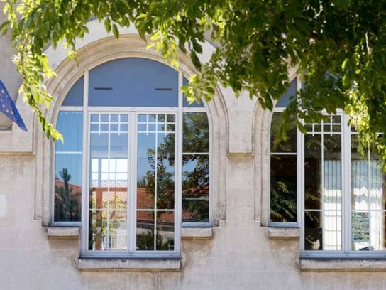 École Marie Curie : baies jumelles en plein cintre à appuis fortement décrochés - La Couronne, Charente, Nouvelle-Aquitaine, France.