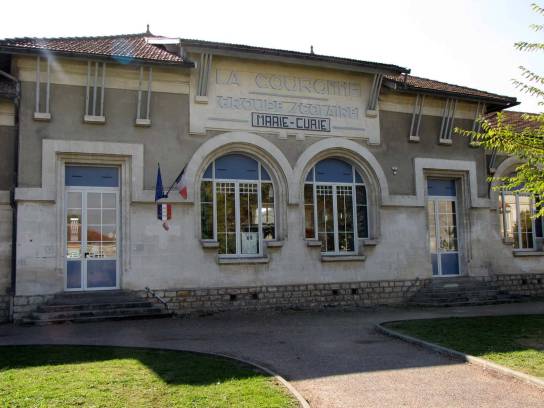 École Marie Curie : vue partielle de la façade - La Couronne, Charente, Nouvelle-Aquitaine, France.