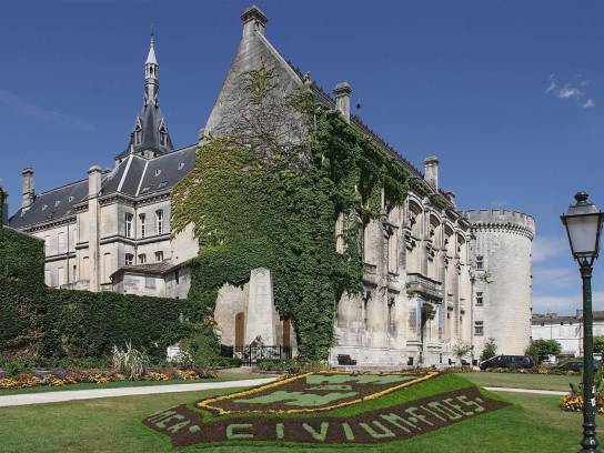 Hôtel de Ville : ensemble vu du sud-ouest depuis le square John Fitzgerald Kennedy - Angoulême, Charente, Nouvelle-Aquitaine, France.
