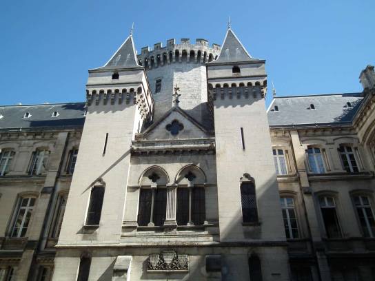 Hôtel de Ville : tour de Lusignan et adjonctions néo-gothiques (façade est de l'aile est) - Angoulême, Charente, Nouvelle-Aquitaine, France.