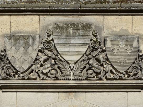 Hôtel de Ville : linteau du 19e siècle (façade est de l'aile est) avec armoiries dans la cour intérieure (de g. à dr. : Angoumois et Taillefer, Lusignan, Valois-Angoulême) - Angoulême, Charente, Nouvelle-Aquitaine, France.