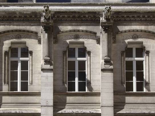 Hôtel de Ville : fenêtres ornées, corniches et gargouilles (19e siècle) dans la cour intérieure - Angoulême, Charente, Nouvelle-Aquitaine, France.