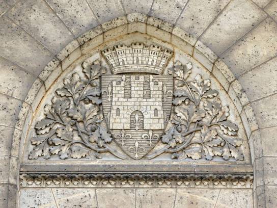 Hôtel de Ville : armes d'Angoulême au 14e siècle (sous Philippe V Le Long) : "d'azur semé de fleurs de lys d'or, à une porte de trois tours crénelées d'argent, brochant sur le tout", reprises au 19e siècle lors de la construction de l'hôtel de ville au-dessus d'une porte latérale sud-est - Angoulême, Charente, Nouvelle-Aquitaine, France.