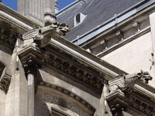 Hôtel de Ville : gargouille et frise (19e siècle) dans la cour intérieure - Angoulême, Charente, Nouvelle-Aquitaine, France.