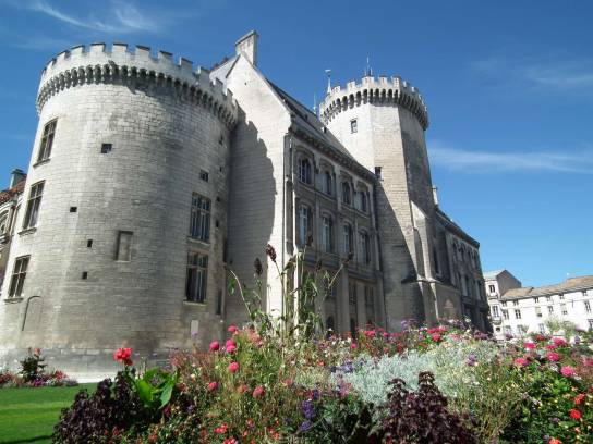 Hôtel de Ville : ensemble vu du sud-est (vue partielle) - Angoulême, Charente, Nouvelle-Aquitaine, France.