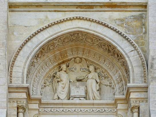 Hôtel de Ville : détail de la façade nord de l'aile nord avec armoiries et devise de la ville (le personnage de gauche est le roi Charles V remettant à la ville la charte de franchise de la commune) - Angoulême, Charente, Nouvelle-Aquitaine, France.