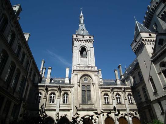 Hôtel de Ville : la cour intérieure et le beffroi (façade sud de l'aile nord) - Angoulême, Charente, Nouvelle-Aquitaine, France.