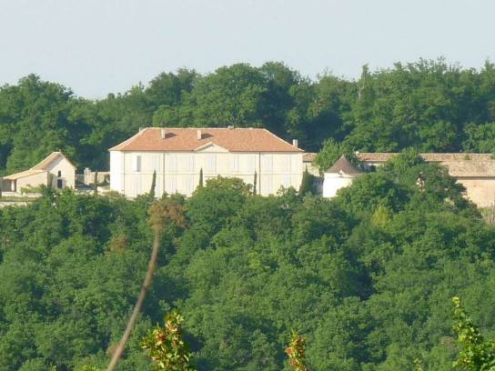 Logis de Frégeneuil surplombant la vallée de l'Anguienne, vu depuis la route de Villebois-Lavalette à Angoulême - Soyaux, Charente, Nouvelle-Aquitaine, France.