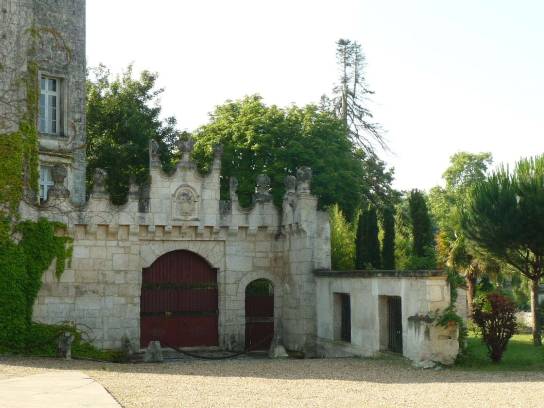 Logis de la Tourgarnier : le portail crénelé, à l'entrée - Angoulême, Charente, Nouvelle-Aquitaine, France.