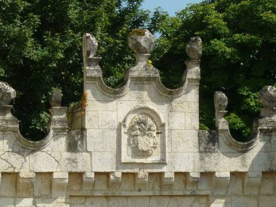 Logis de la Tourgarnier : le haut du portail et son blason - Angoulême, Charente, Nouvelle-Aquitaine, France.