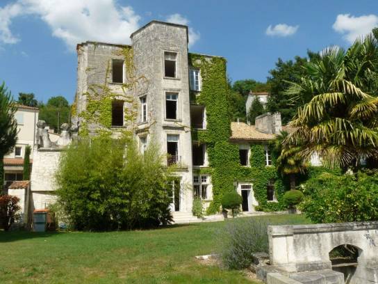 Logis de la Tourgarnier : la façade sud et le jardin - Angoulême, Charente, Nouvelle-Aquitaine, France.
