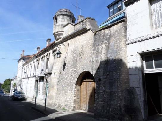 Vue générale du bastion et échauguette de l'ancienne enceinte d'Épernon, rue de Bélat - Angoulême, Charente, Nouvelle-Aquitaine, France.