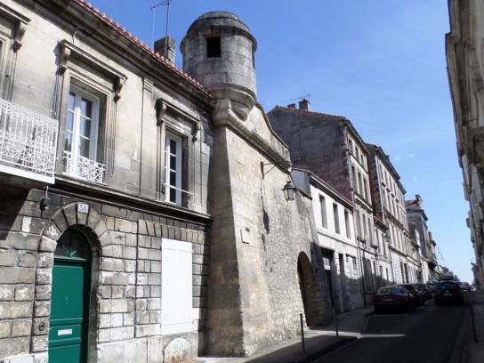 Vue générale du bastion et échauguette de l'ancienne enceinte d'Épernon, rue de Bélat - Angoulême, Charente, Nouvelle-Aquitaine, France.