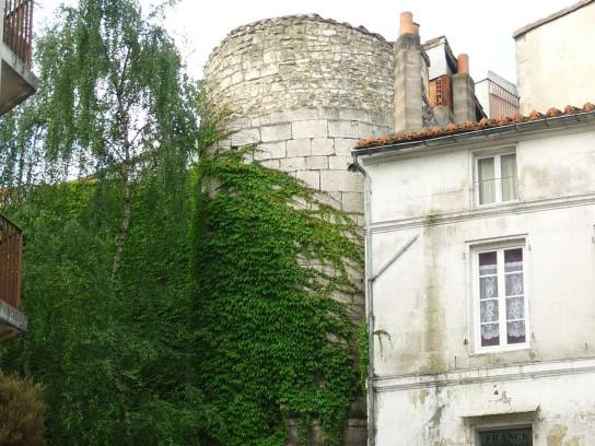 Enceinte d'Épernon : vue depuis l'espace Marengo - Angoulême, Charente, Nouvelle-Aquitaine, France.