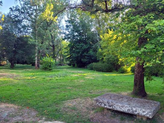 Parc sur l'île de Foulpougne - Gond-Pontouvre, Charente, Nouvelle-Aquitaine, France.